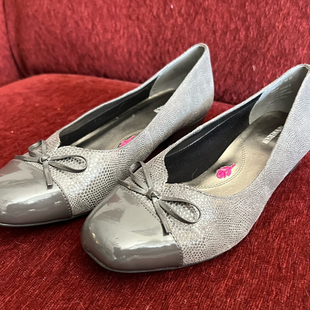 Ros Hommerson Gray Patent Flats with Bow - Size 7M